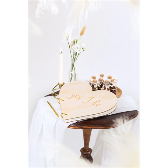 Fa vendégkönyv szív alakú 26,5x25 cm