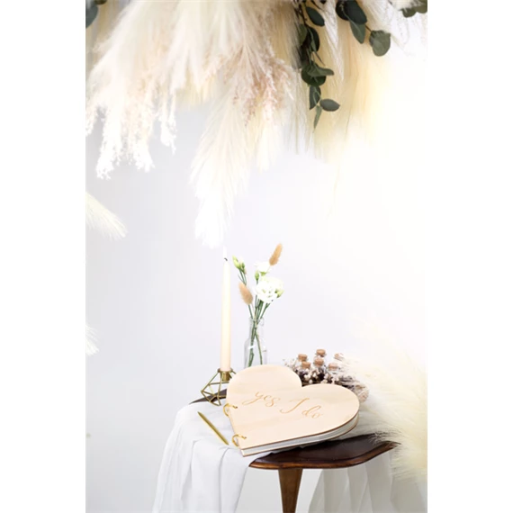 Fa vendégkönyv szív alakú 26,5x25 cm