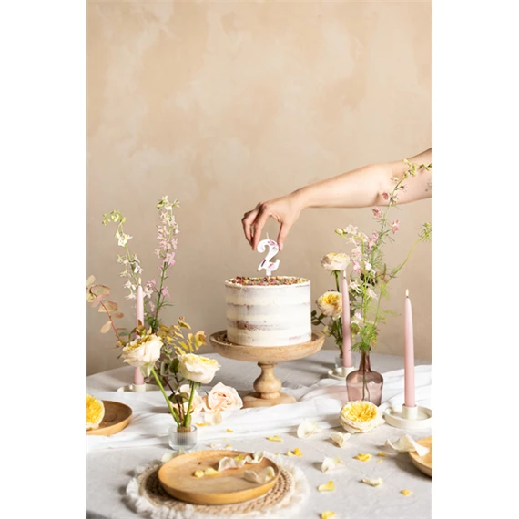 Gyertya 2-es szám születésnapi fehér virágszirommal 8 cm