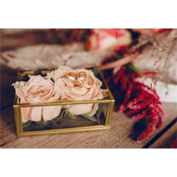 Gyűrűtartó doboz arany 9x5,5x4cm