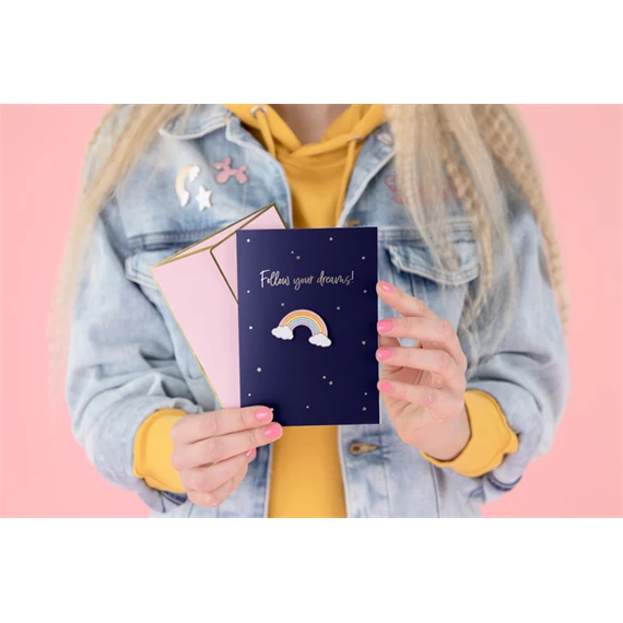 Kártya szivárvány alakú zománc kitűzővel, 10,5x14,8 cm