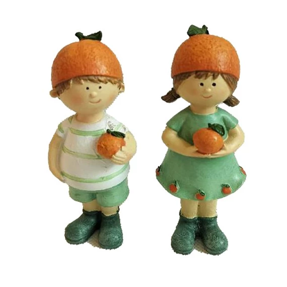 Fiú, lány narancssapkában, álló 4x3x10 cm