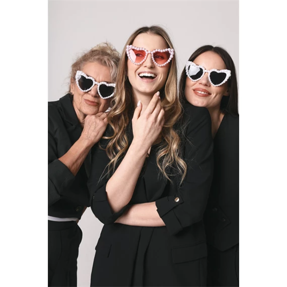 Szív alakú szemüveg gyöngyökkel, fehér, 13,5 cm széles keret, 5 cm magas keret, 13 cm szárhossz